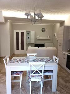 een witte tafel en stoelen in de woonkamer bij Montelepre Sweet Home casa vacanze in Montelepre