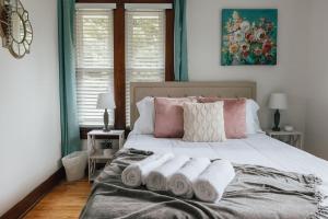 Postel nebo postele na pokoji v ubytování The Sanctuary Company Johnson City