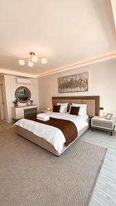 1 dormitorio grande con 1 cama grande y 1 alfombra en BMB GROUP HÜRRİYET HOME en Bursa