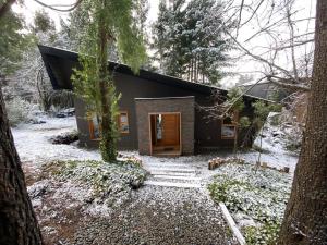 una casa nel bosco con la neve sul terreno di Orn, Chill Out Houses By A.M.A a San Carlos de Bariloche