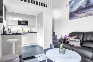 un soggiorno con divano e tavolo di Newly built Luxurious Guest house ad Åkersberga