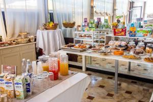 un buffet con muchos tipos diferentes de comida a la vista en Hotel Miramare, en Noli