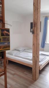 un letto in una camera con travi in legno a vista di Apartmán Malá Turná a Strakonice
