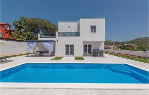 une villa avec une piscine en face d'une maison dans l'établissement Awesome Home In Bilice With Wifi, à Bilice