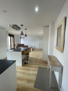 a room with white walls and a table and benches at Apartamento Las Vistas in Teruel