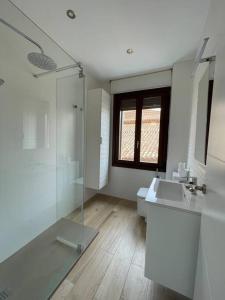 a bathroom with a glass shower and a sink at Apartamento Las Vistas in Teruel