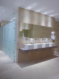 La salle de bains est pourvue de 3 lavabos et d'un grand miroir. dans l'établissement Serenata Hotel & Hostel Coimbra, à Coimbra