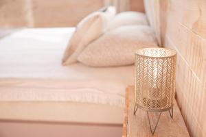 Un pat sau paturi într-o cameră la A cozy treehouse for two