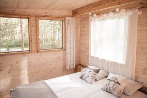 Un pat sau paturi într-o cameră la A cozy treehouse for two