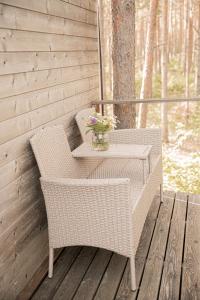 Imagine din galeria proprietății A cozy treehouse for two în Orissaare