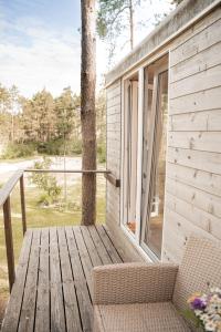 Imagine din galeria proprietății A cozy treehouse for two în Orissaare