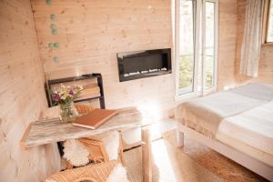 Un televizor și/sau centru de divertisment la A cozy treehouse for two