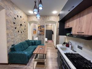 O bucătărie sau chicinetă la Etnic apartment near Maiden tower center of Baku