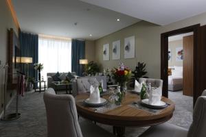 Posezení v ubytování Cantonal Hotel by Warwick
