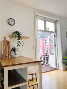 cocina con mesa y reloj en la pared en Luxurious Retreat in the Middle of City Center en Bergen