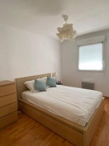 セセルにあるAppartement plain-pied Seysselのベッドルーム1室(白いシーツ付きのベッド1台、窓付)