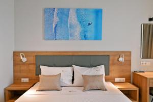 um quarto com uma cama e uma cabeceira em madeira em Maltepe Luxury Accommodation by Travel Pro Services em Kallithea Halkidikis