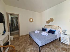 - une chambre avec un lit et des serviettes dans l'établissement Posidonia B&B, à Terrasini