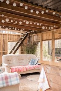 O zonă de relaxare la A cozy treehouse for two