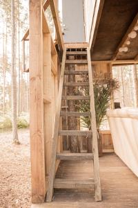 Un balcon sau o terasă la A cozy treehouse for two