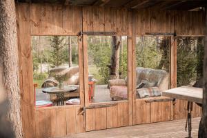 Imagine din galeria proprietății A cozy treehouse for two în Orissaare