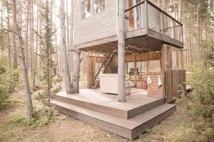 O grădină în afara A cozy treehouse for two