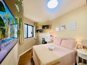 a hotel room with a bed and a sink at Maravilhoso! 2 suítes! Sua casa, no Salvador Prime! Wi-fi de 500 Mbps! in Salvador