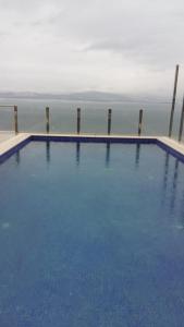 una gran piscina azul junto al océano en Deniz rezidans en Bodrum