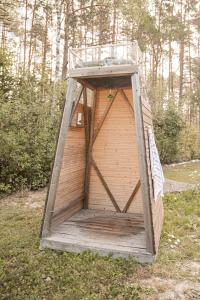 Imagine din galeria proprietății A cozy treehouse for two în Orissaare