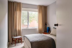 1 dormitorio con cama y ventana en Prestigious in Prahran, en Melbourne