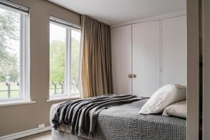 1 dormitorio con cama y ventana grande en Prestigious in Prahran, en Melbourne