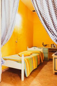 Panoramic House في أوليينا: غرفة نوم بسرير وجدار اصفر