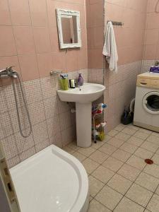 La salle de bains est pourvue de toilettes et d'un lavabo. dans l'établissement Kea_Apartment_Lushnjë, à Lushnjë