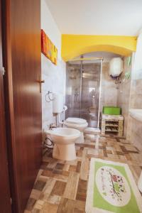 uma casa de banho com um WC, um lavatório e um chuveiro em Panoramic House em Oliena