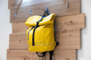 Chill Out Apartments في لاندك: حقيبة قماش صفراء معلقة على الحائط