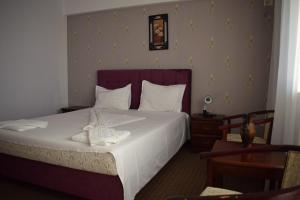 エフォリエ・ノルドにあるHotel Ibizaのベッドルーム(白いシーツを使用した大型ベッド1台付)