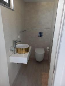 łazienka z umywalką i toaletą w obiekcie La Juanita - Residência Marina w mieście Praia