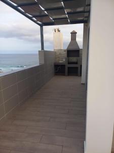 vistas al océano desde el balcón de una casa en La Juanita - Residência Marina, en Praia