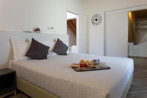 Postel nebo postele na pokoji v ubytování BHL SUITE Jacuzzi LEGNANO