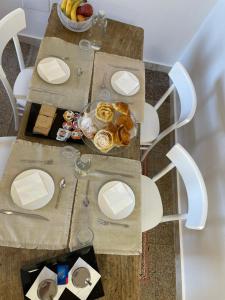 een tafel met een bord eten erop bij Al Dio Bes in Cagliari