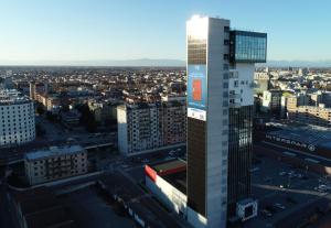 una vista aérea de una ciudad con un edificio alto en HTM Venice Suite en Mestre