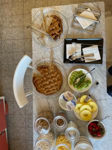 een tafel met borden met eten en desserts bij Al Dio Bes in Cagliari