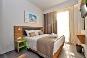 Un dormitorio con una cama grande y una ventana en Maltepe Luxury Accommodation by Travel Pro Services en Kallithea Halkidikis