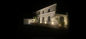 een wit huis 's nachts met lichten aan bij Saint Palais sur mer Piscine in Breuillet
