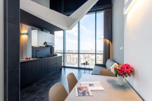 kuchnia i salon ze stołem i krzesłami w obiekcie HTM Venice Suite by Halldis w Mestre