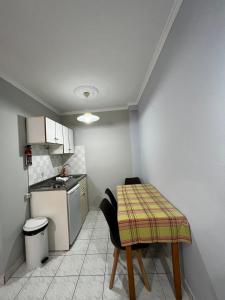 Kuchyň nebo kuchyňský kout v ubytování Nikos Studios and Apartments