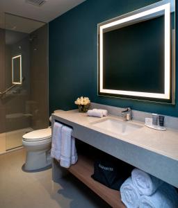 A bathroom at Fairfield by Marriott Lima Miraflores