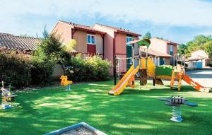 a yard with a playground with a slide at Villa duplex Soustons plage, in Soustons