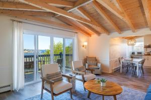una sala de estar con una mesa y sillas en Top Floor Condo w/ Ocean Views [Admirals Quarters], en Southwest Harbor