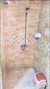 La salle de bains est pourvue d'une douche et de toilettes. dans l'établissement شقة السلمة أم القيوين, à Umm Al Quwain